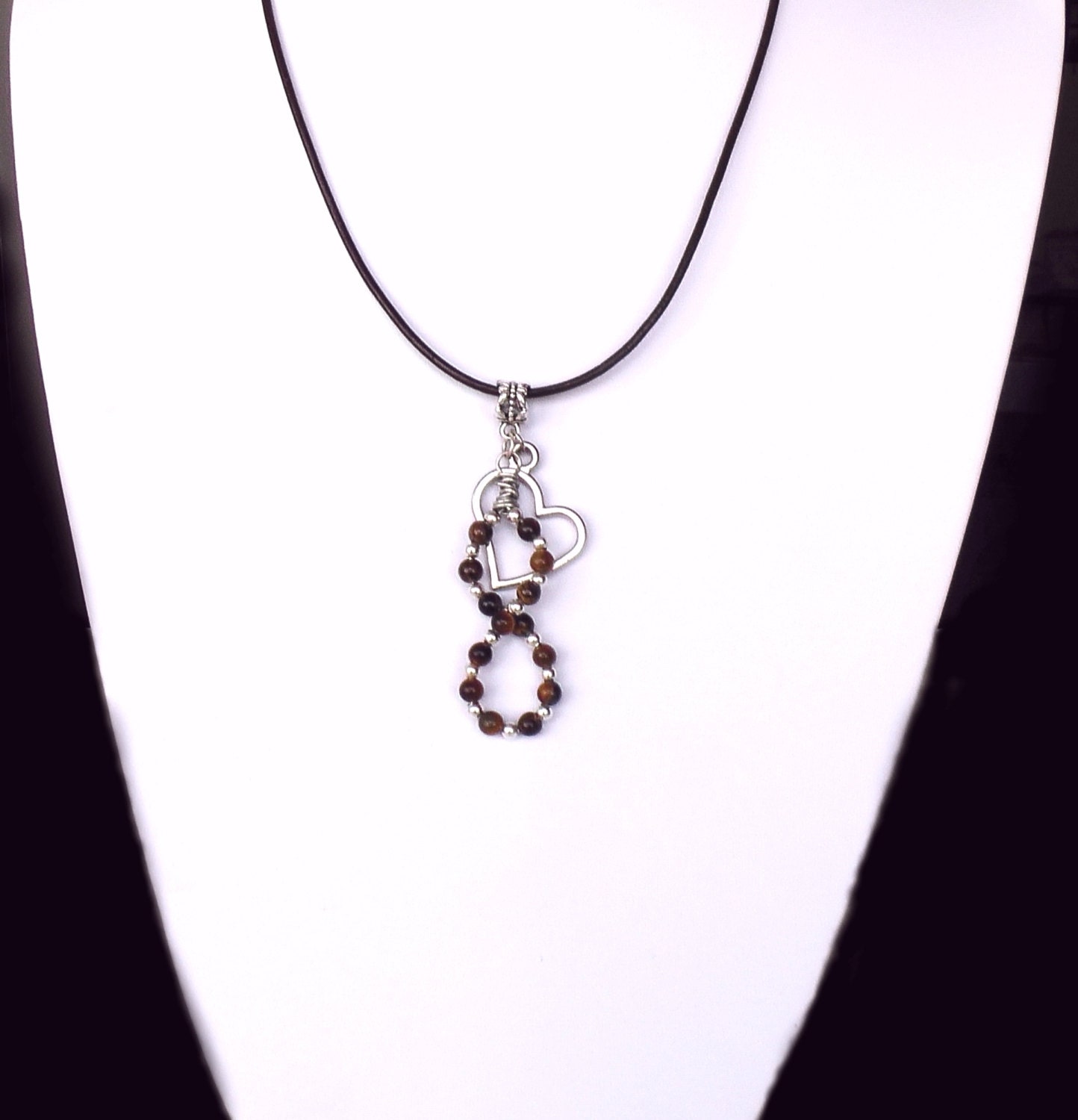 Tigerauge Infinity Kette Handgefertigter Lederband Herzanhänger von LadyLiJewellery