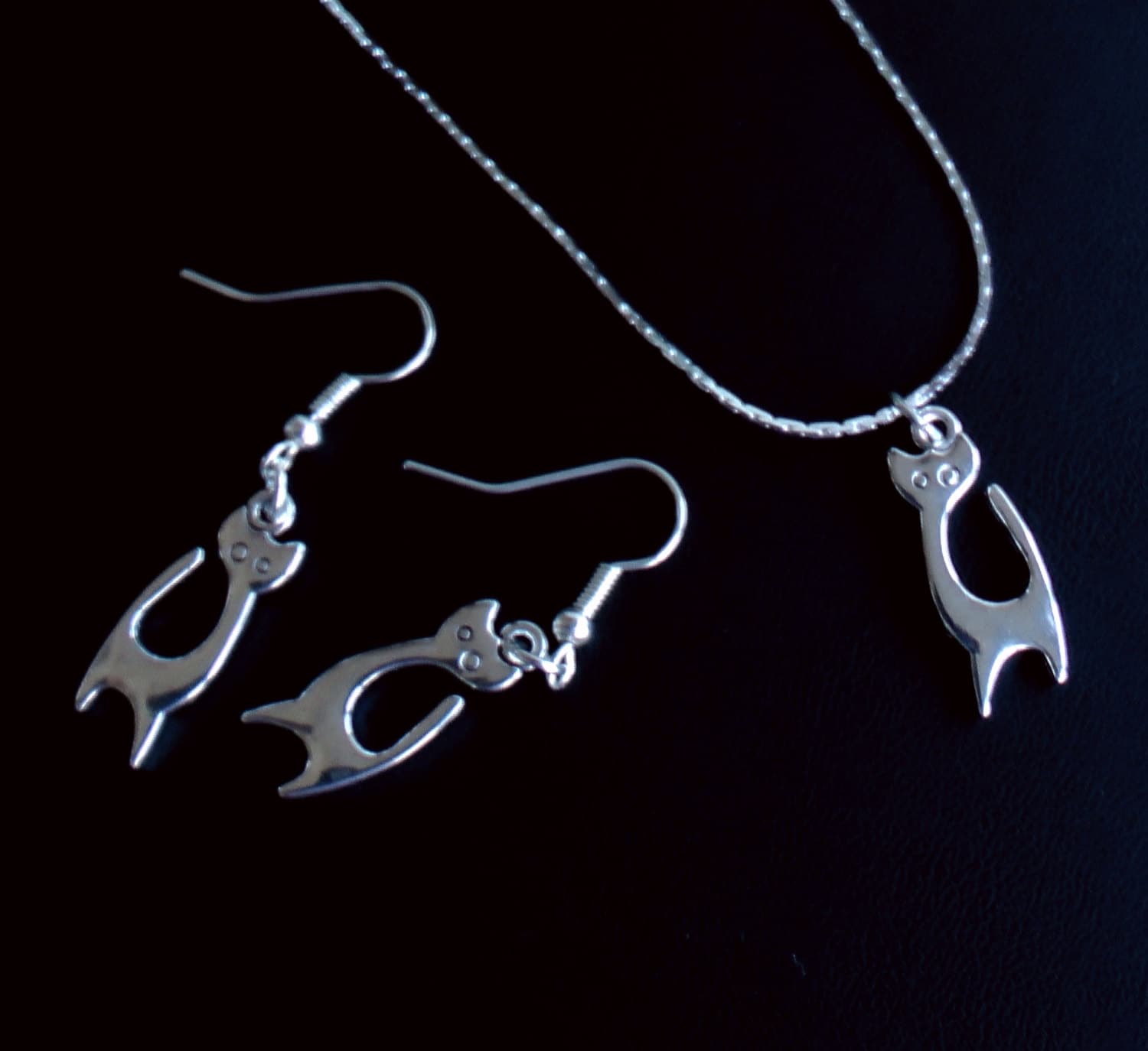 Versilbertes Katzen Schmuckset Kette & Ohrringe von LadyLiJewellery