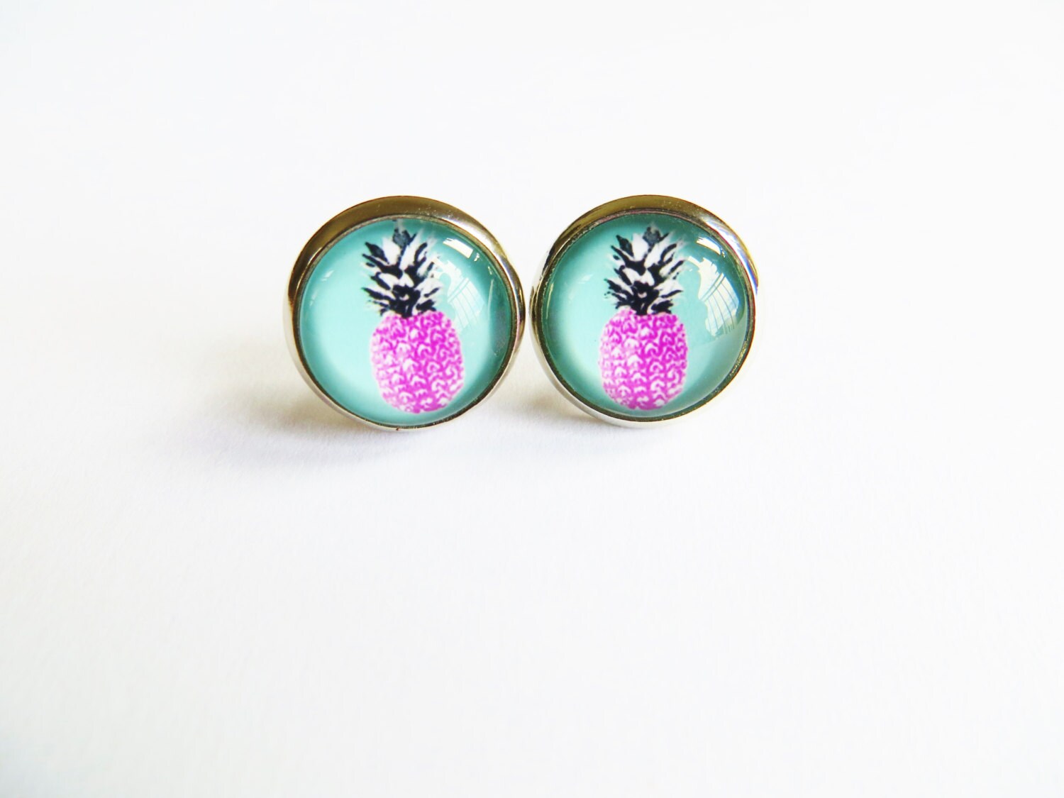 Rosa Ananas Ohrstecker Nickelfarbenes Messing, Glaskuppel Rosa Ananas Ohrstecker Nickelfarbenes Messing, Glaskuppel von LadyMangoJewellery