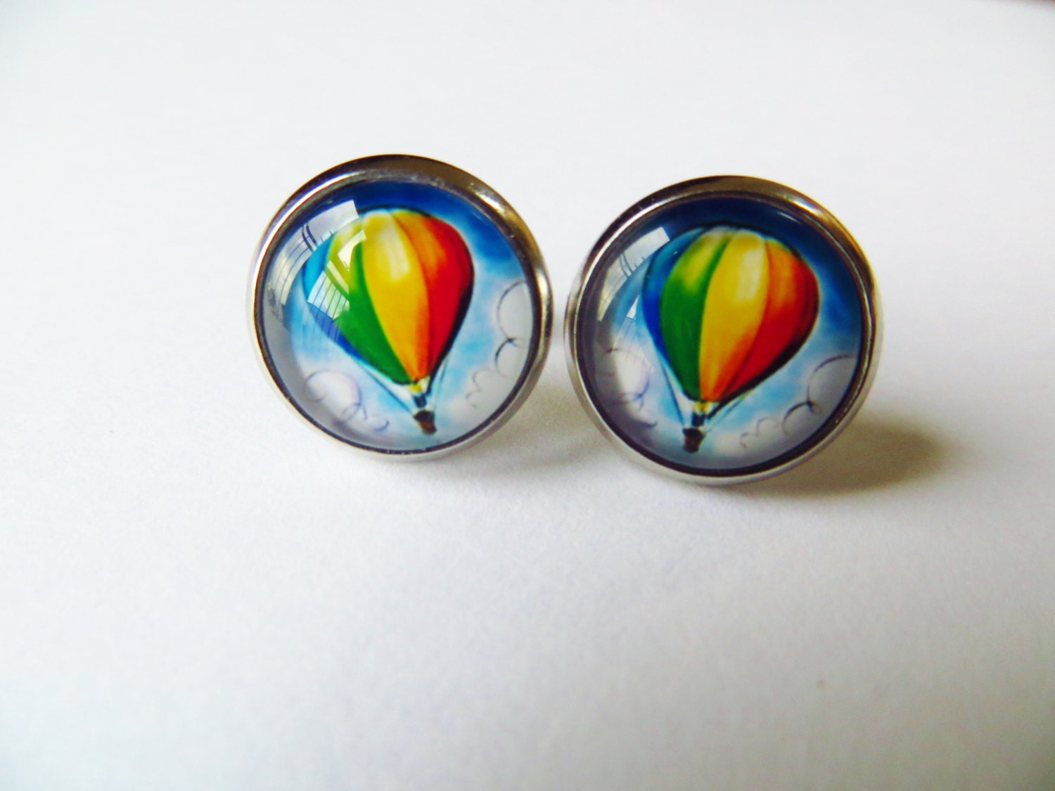 Heißluftballon-Ohrstecker Versilbertes Messing, Glaskuppel Heißluftballon-Ohrstecker Versilbertes Messing, Glaskuppel von LadyMangoJewellery
