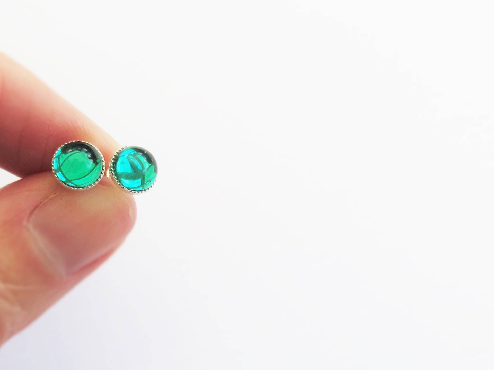 Smaragdgrüne Glas-Ohrstecker Versilberte Ohrstecker, 6 Mm Zierlicher Schmuck Smaragdgrüne Glas-Ohrstecker Versilberte Ohrstecker, 6 Mm Zierlicher Schmuck von LadyMangoJewellery