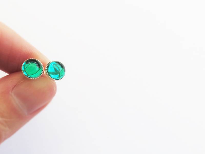 Smaragdgrüne Glas-Ohrstecker Versilberte Ohrstecker, 6 Mm Zierlicher Schmuck von LadyMangoJewellery
