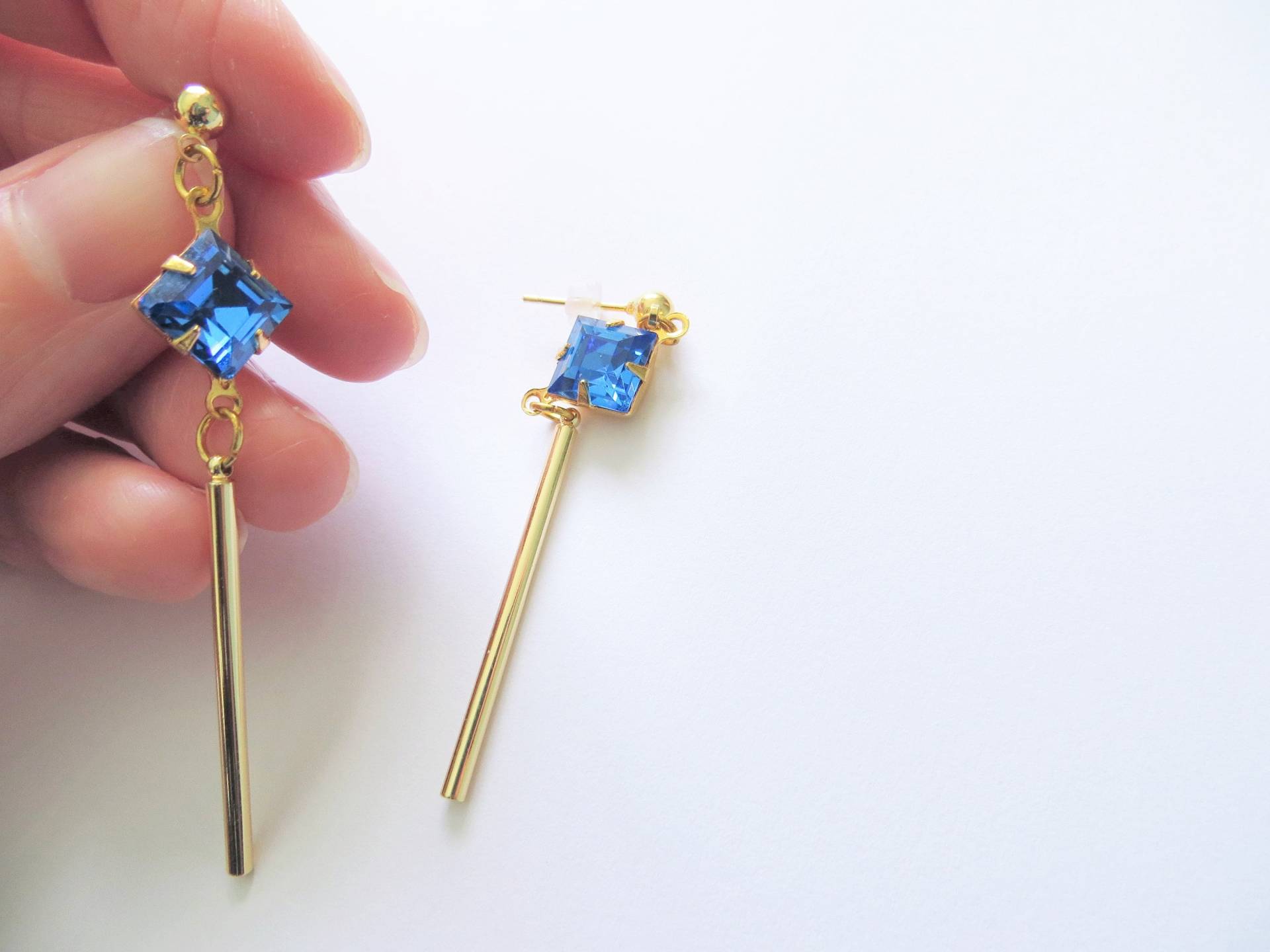 Gold Hängeohrringe Königsblaue Glasdiamant Ohrhänger Gold Hängeohrringe Königsblaue Glasdiamant Ohrhänger von LadyMangoJewellery