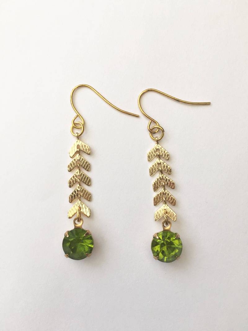 Vintage Peridot Tropfen Ohrringe Gold Chevron, Olivgrüner Kristall von LadyMangoJewellery
