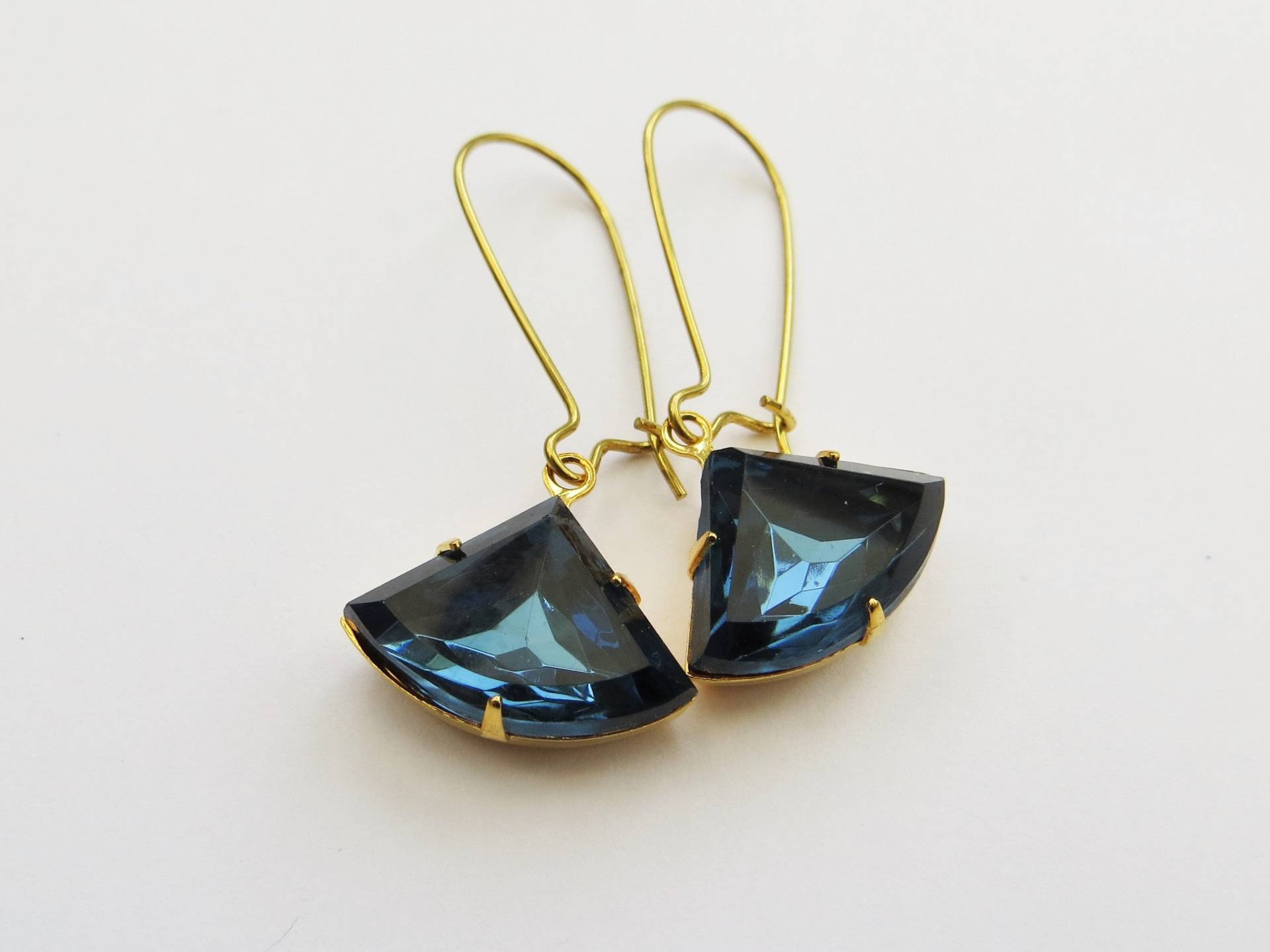 Vintage Art Deco Saphir Blaue Fächer Ohrringe Gold Messing Schmuck Vintage Art Deco Saphir Blaue Fächer Ohrringe Gold Messing Schmuck von LadyMangoJewellery