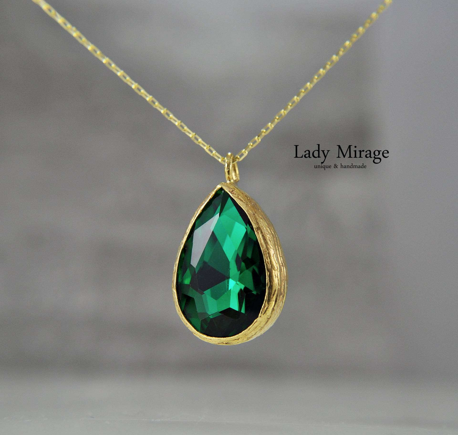 Smaragdgrüne Kette Aus Vergoldetem Messing - Tropfenförmig Kristallanhänger Gold Emerald Elegant Hochzeitsschmuck Gift For Her von LadyMirageDesign