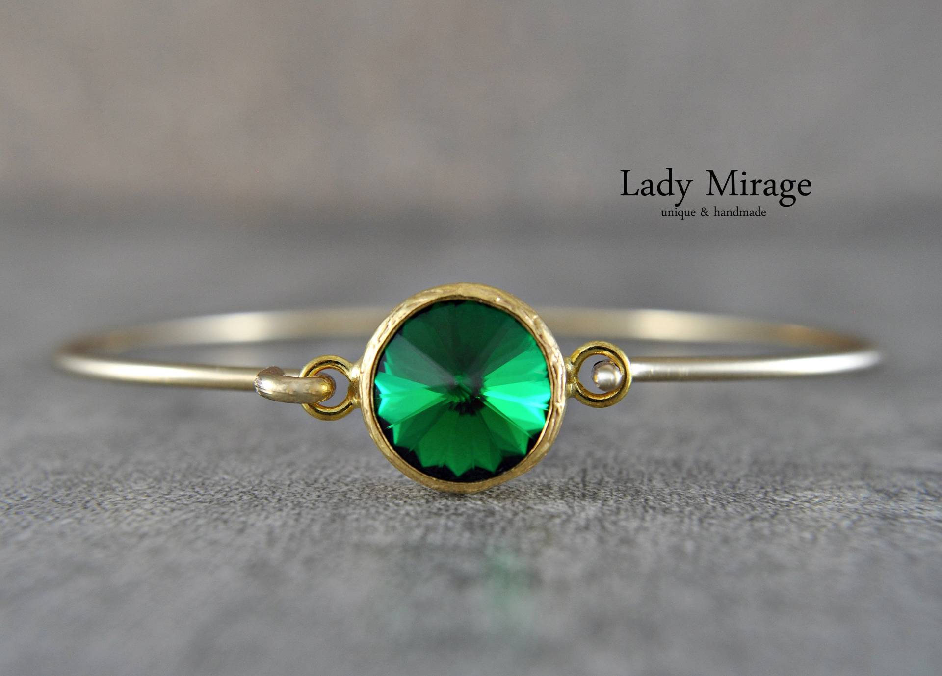 Smaragdgrüner Armreif Aus Vergoldetem Messing - Kristall Emerald Elegant Hochzeitsschmuck Smaragdgrün von LadyMirageDesign