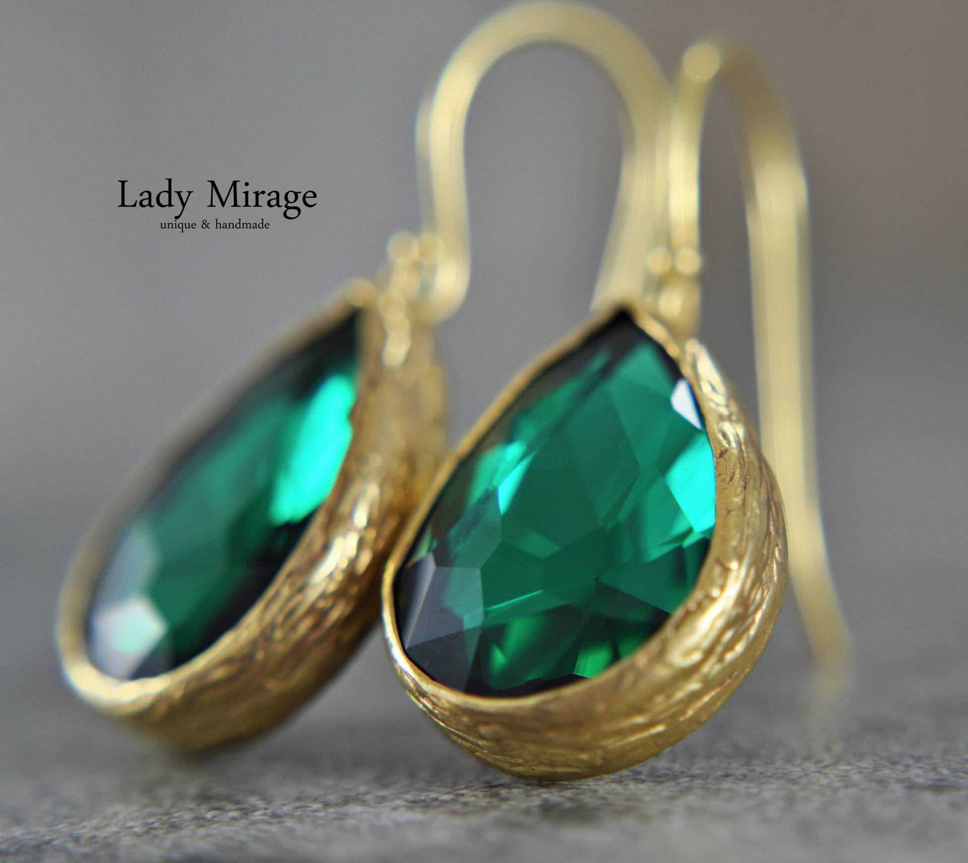 Tropfenförmige Ohrringe Gold- Kristall - Emerald Elegant Brautohrringe Hochzeitsschmuck Smaragdgrün Messing Handmade Earrings von LadyMirageDesign