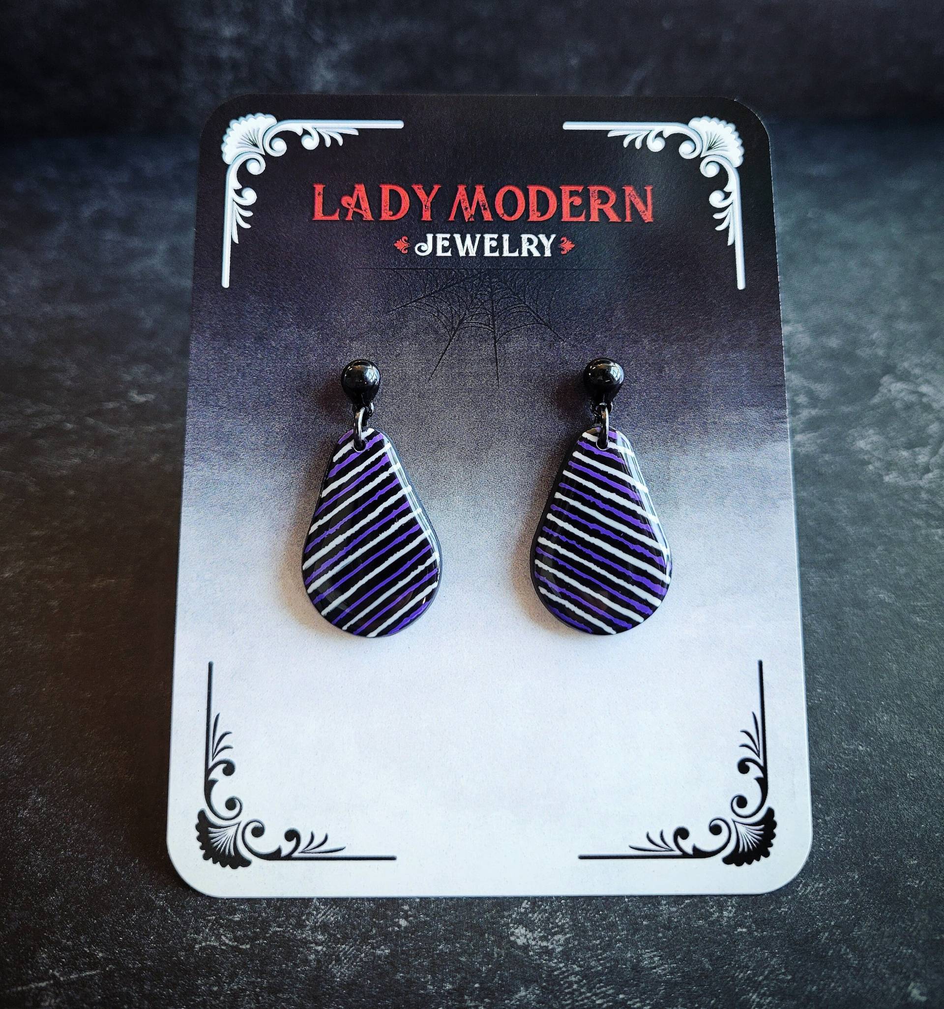 Niedliche Streifen Halloween Ohrstecker, Lila Schwarz Weiß Ohrringe, Unikate, Geschenk Für Teenager-Mädchen, Edelstahl Schwarz Ohrstecker Tropfen von LadyModernJewelry