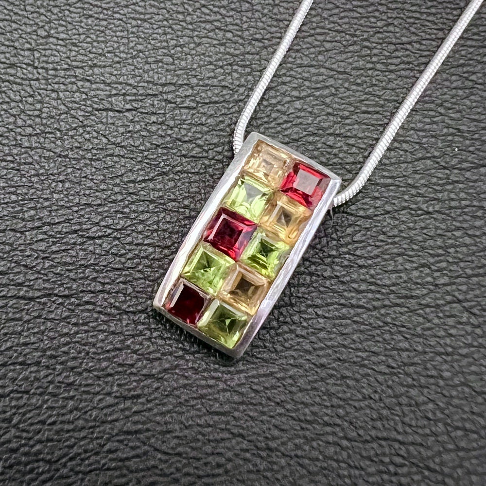 Multi-Edelstein-Bogen Gebogenes Rechteck Sterlingsilber Anhänger Granat Citrin Peridot Multi-Color Princess Cut Edelsteine Schokoladenriegel von LadyMoonfyre