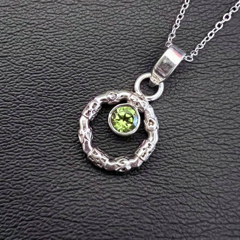 Peridot Halo Kranz Sterling Silber Anhänger Echte Runde Facettierte Hellgrüne Handgefertigte Handwerker Schmuck Festliche Fröhlich von LadyMoonfyre