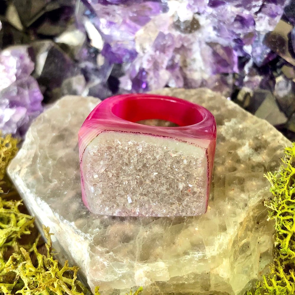 Rauchiger Himbeere Rock Candy Ring Gestreifter Rosa Achat Mit Wolkig Grauem Kristall Druzy Natürlicher Geschnitzter Achatring Us 8, 5 von LadyMoonfyre
