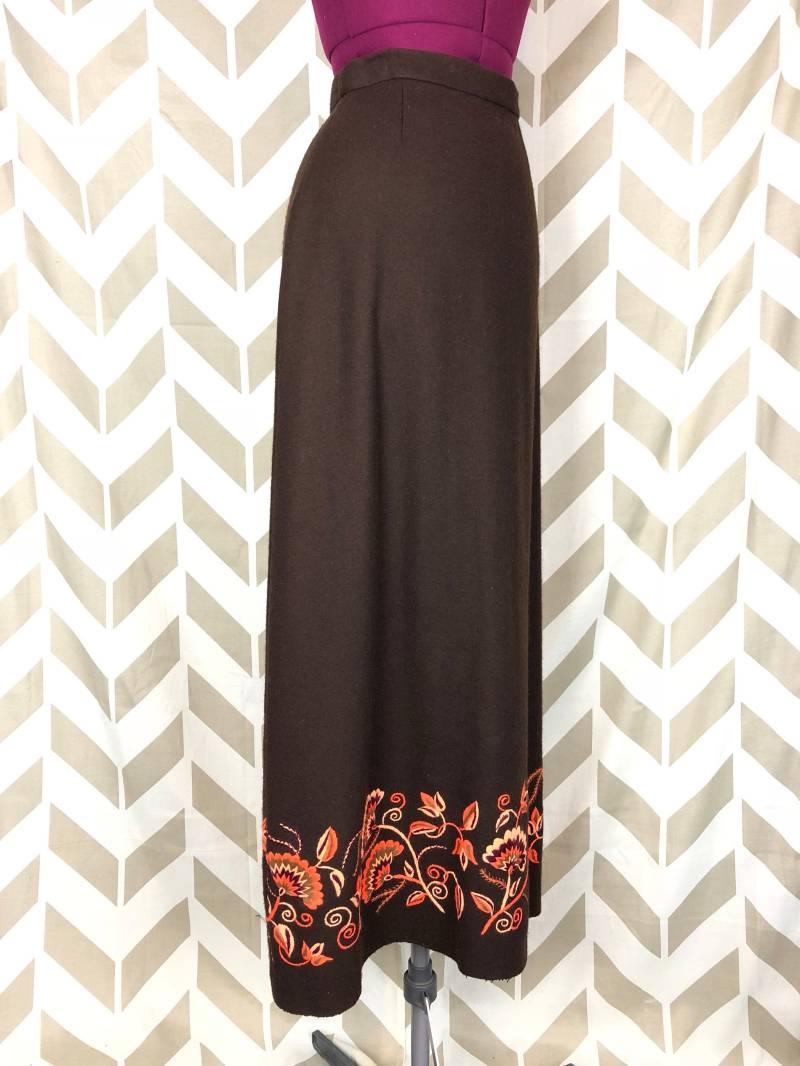 1960Er 70Er Jahre Brauner Wollrock Maxi-Rock Mit Blumen Bestickt Maxi von LadyRockwellsVintage