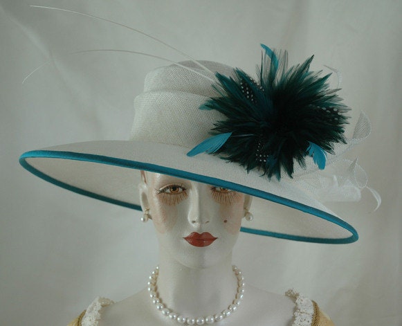 Elfenbeinfarbener Sinamay Kentucky Derby Hut Mit Federn Elfenbeinfarbener Sinamay Kentucky Derby Hut Mit Federn von LadySalisbury