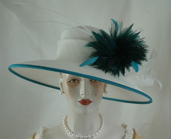 Elfenbeinfarbener Sinamay Kentucky Derby Hut Mit Federn Elfenbeinfarbener Sinamay Kentucky Derby Hut Mit Federn von LadySalisbury