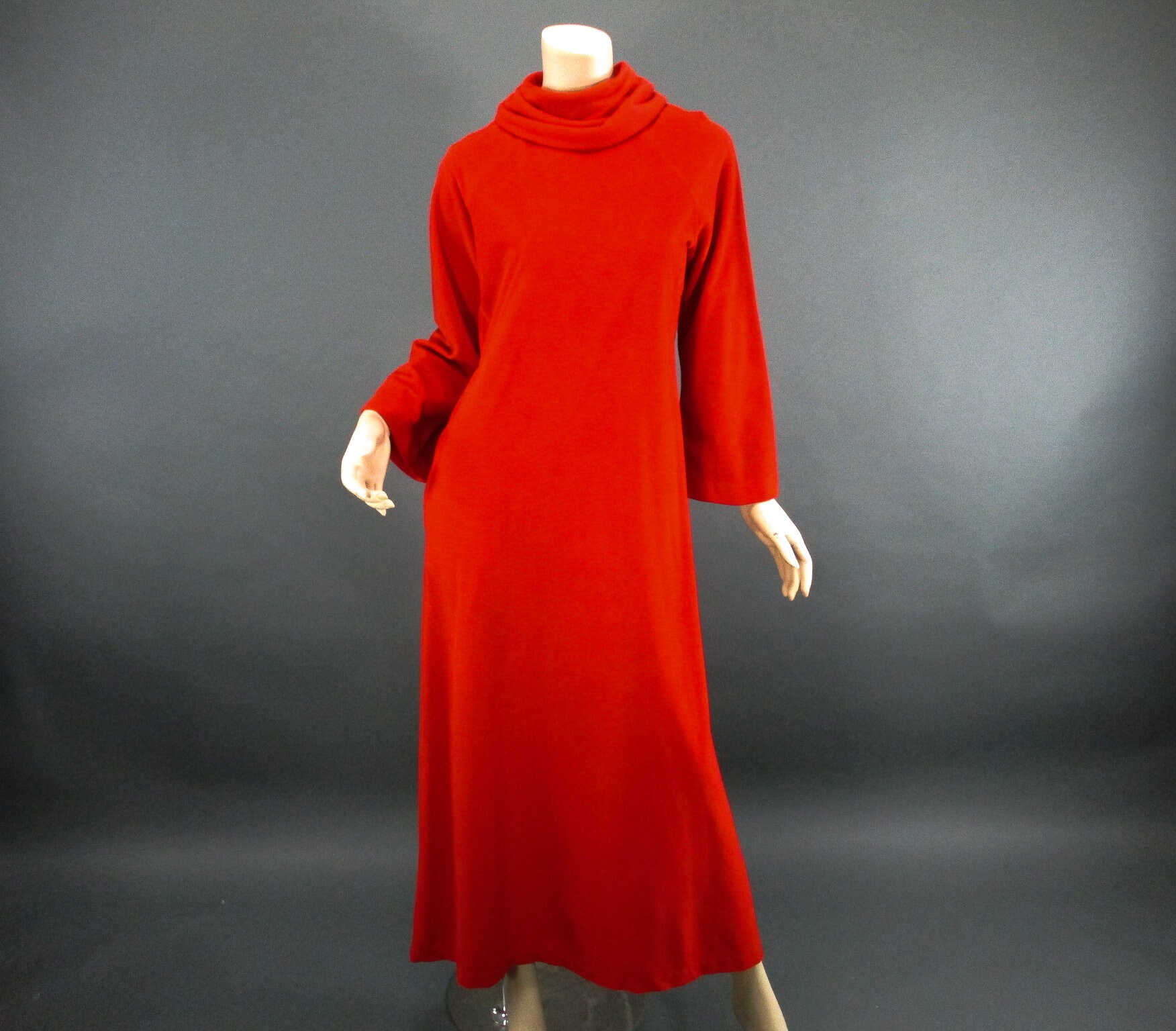 1970Er Jahre Tomatenrote Robe, Velour Loll Ease Hostessenkleid Goldgürtel Drapierter Kragen, Kaftan Loungewear, Kleid Zu Hause M/L, Vfg 1970Er Jahre Tomatenrote Robe, Velour Loll Ease Hostessenkleid Goldgürtel Drapierter Kragen, Kaftan Loungewear, Kleid Zu Hause M/L, Vfg von LadyScarlettsVintage