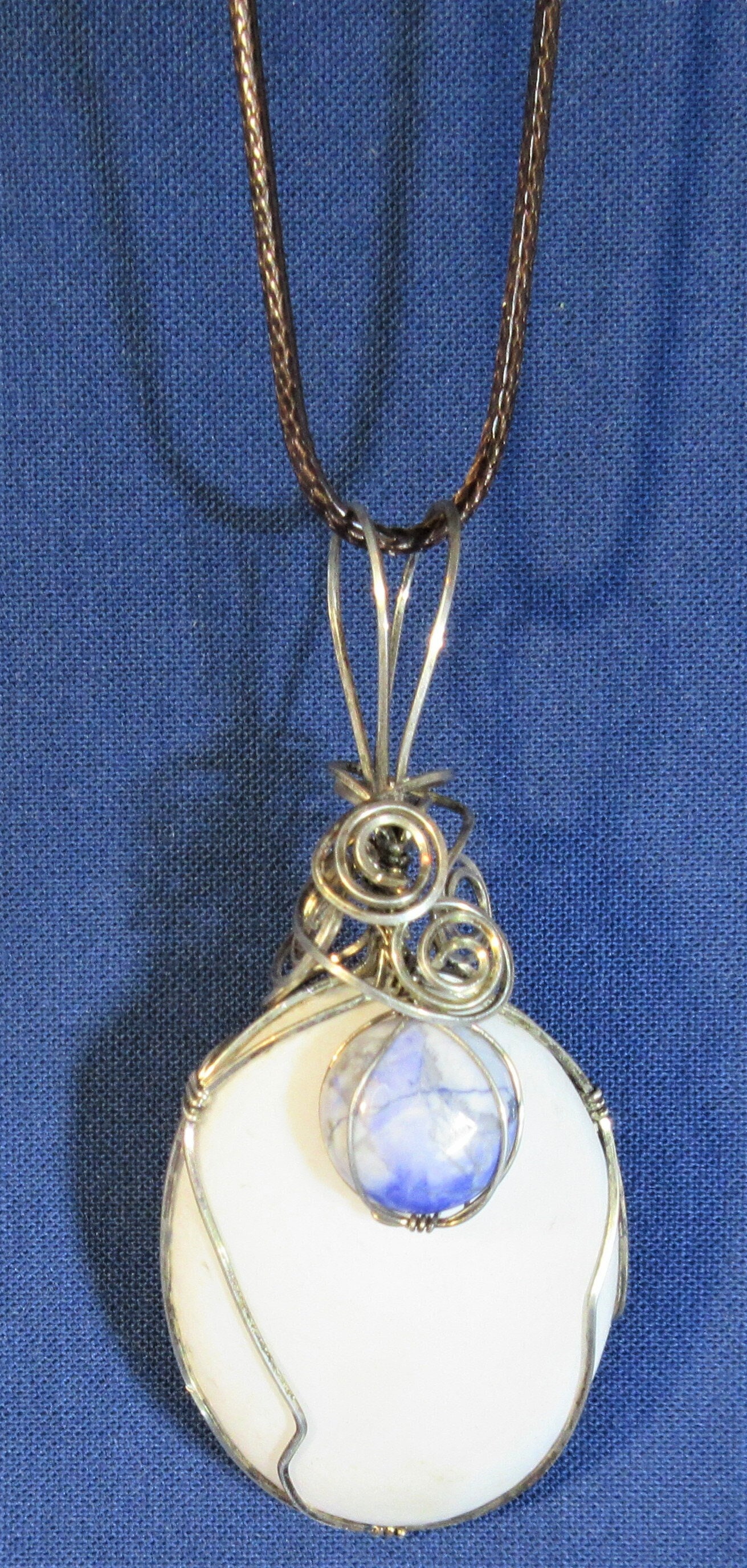 Ovaler Weißer Stein Mit Leichtem Opal-Essenz-Schimmer-Anhänger, Gewickelt Aus Sterlingsilberdraht, Akzentuiert Einem Blauen Cabochon von LadyTrampCreations