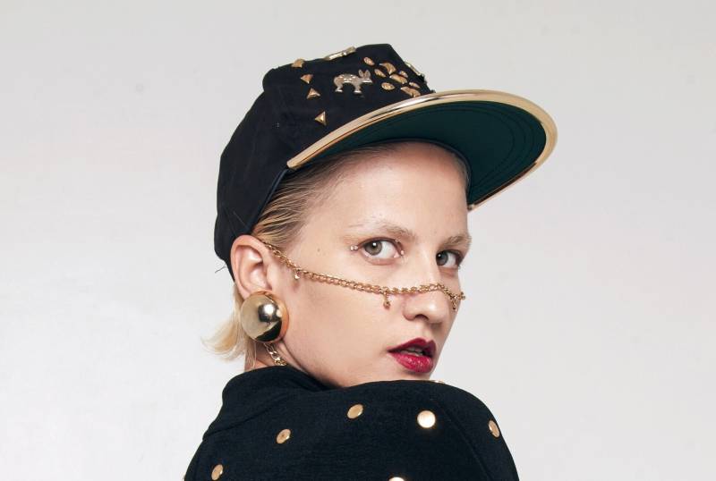 Vintage Hut 90Er Jahre Trucker 80Er Retro Hip Hop Gold Charms Schwarze Baseball Cap Ausgestattet Bejeweled Nieten Pins Ooak Rare Funky Festival Vintage Hut 90Er Jahre Trucker 80Er Retro Hip Hop Gold Charms Schwarze Baseball Cap Ausgestattet Bejeweled Nieten Pins Ooak Rare Funky Festival von LadyVenzVintage