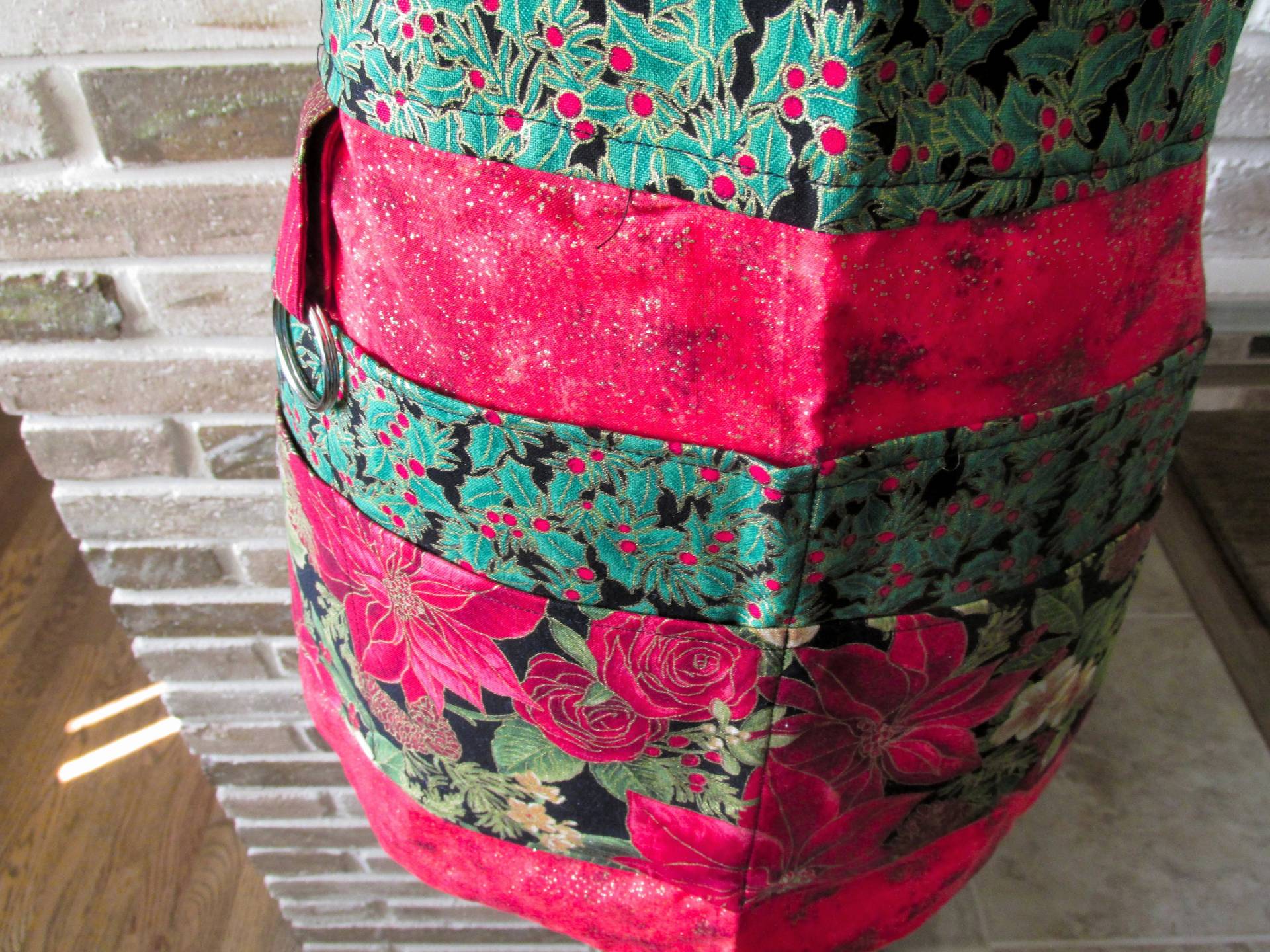 Halbschürze Aus Roter Baumwolle Mit Weihnachtsstern - & Holly Print von LadybugAwesomeFinds