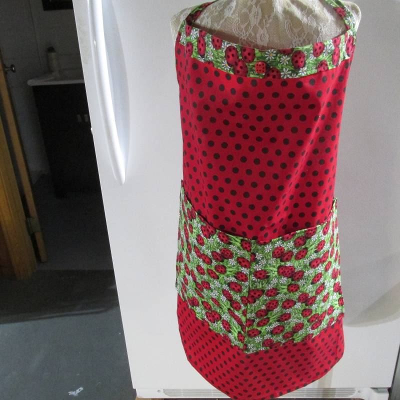 Marienkäfer-Schürze Retro Rot & Schwarz Tupfen Volle Schürze von LadybugAwesomeFinds