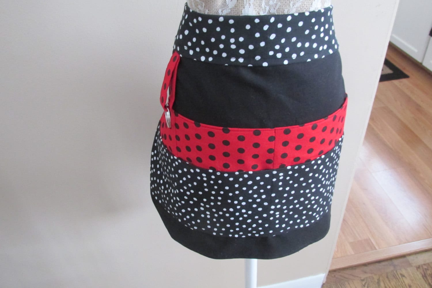 Polka Dot Vendor Schürze Schwarze Und Rote Halbschürze Mit Taschen von LadybugAwesomeFinds