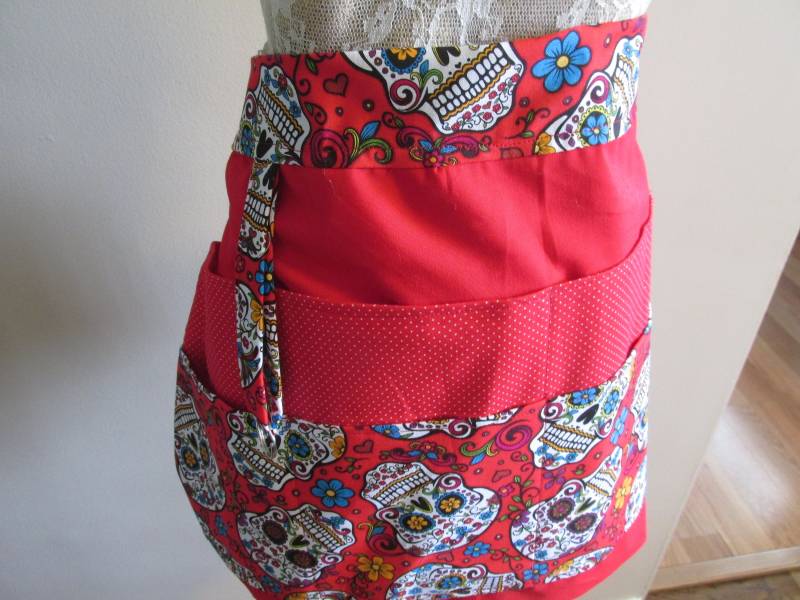 Rot Totenkopf Tasche Halbe Schürze Vendor Accessoire Schürze von LadybugAwesomeFinds