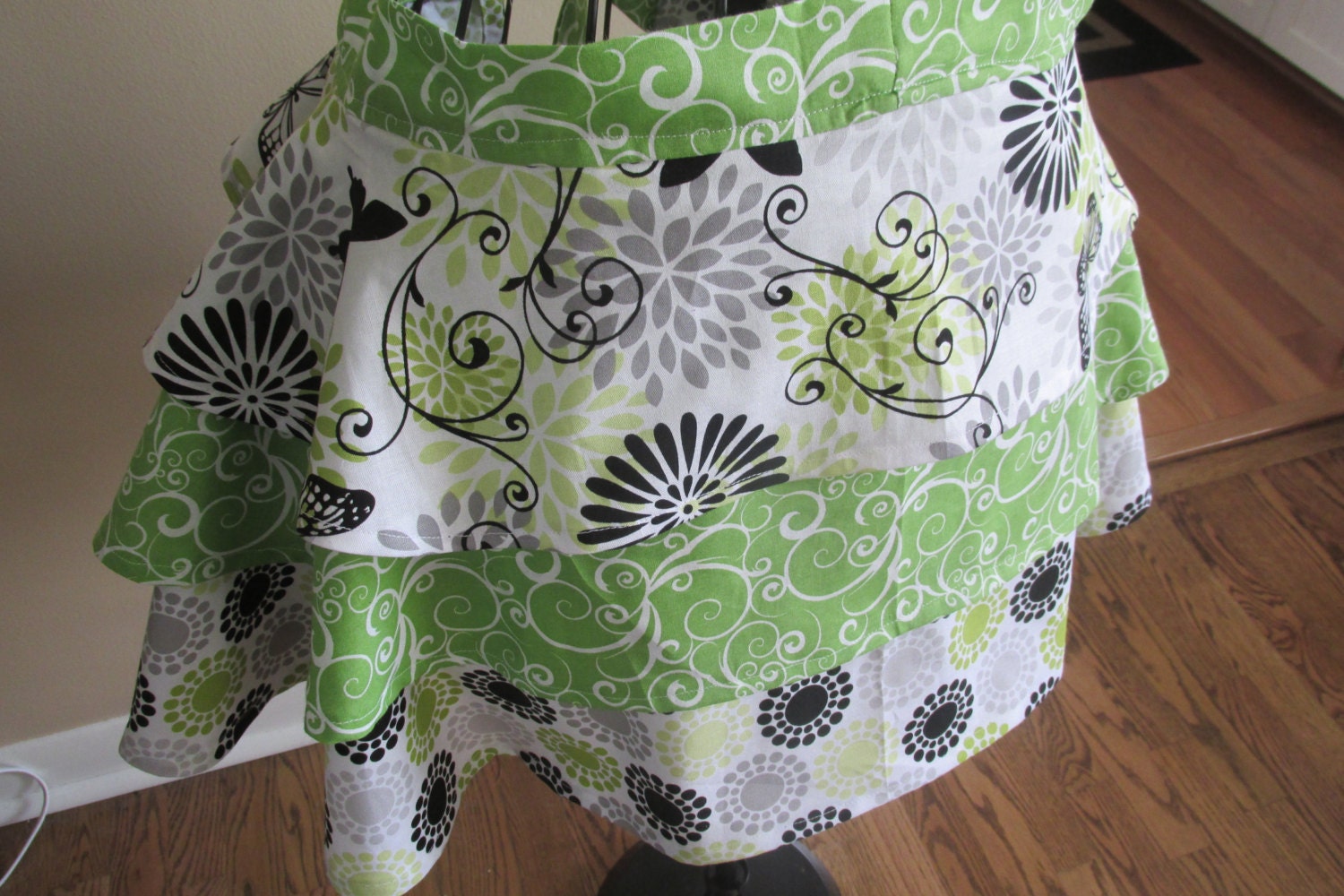 Rüschenschürze 3-stöckig Grüne Retro Küchenschürze von LadybugAwesomeFinds