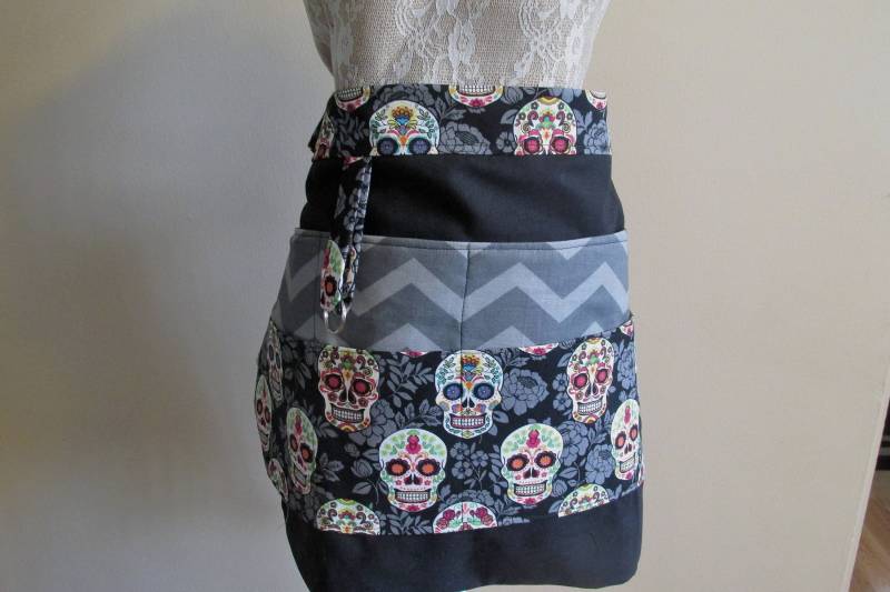 Schädel-Halbschürze Lehrer-Lieferant Gebrauchsschürze Mit Taschen von LadybugAwesomeFinds