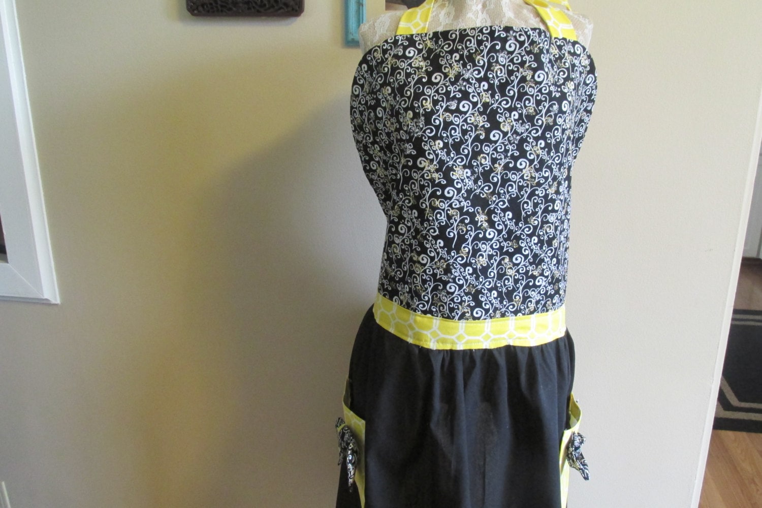 Schürze Aus Baumwolle Schwarz, Gelb Und Floraler Retro-stil von LadybugAwesomeFinds