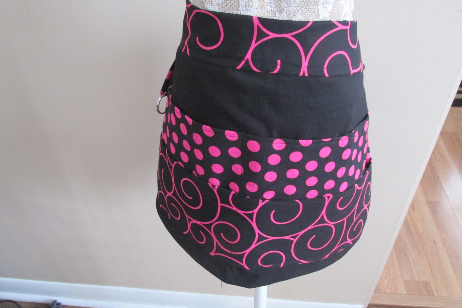 Schwarze Halbschürze Mit Hot Pink Polka Dot Taschen von LadybugAwesomeFinds
