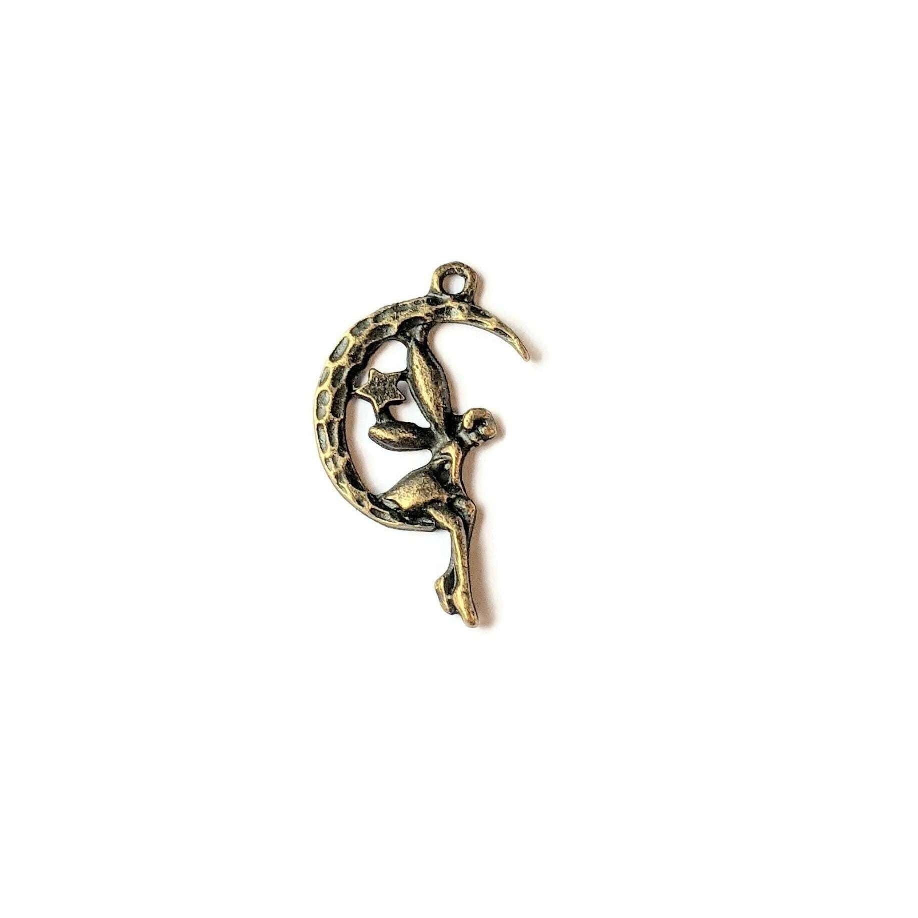 Antike Bronze Fee Auf Einem Halbmond Charm Antike Bronze Fee Auf Einem Halbmond Charm von LadybugfeetDesigns