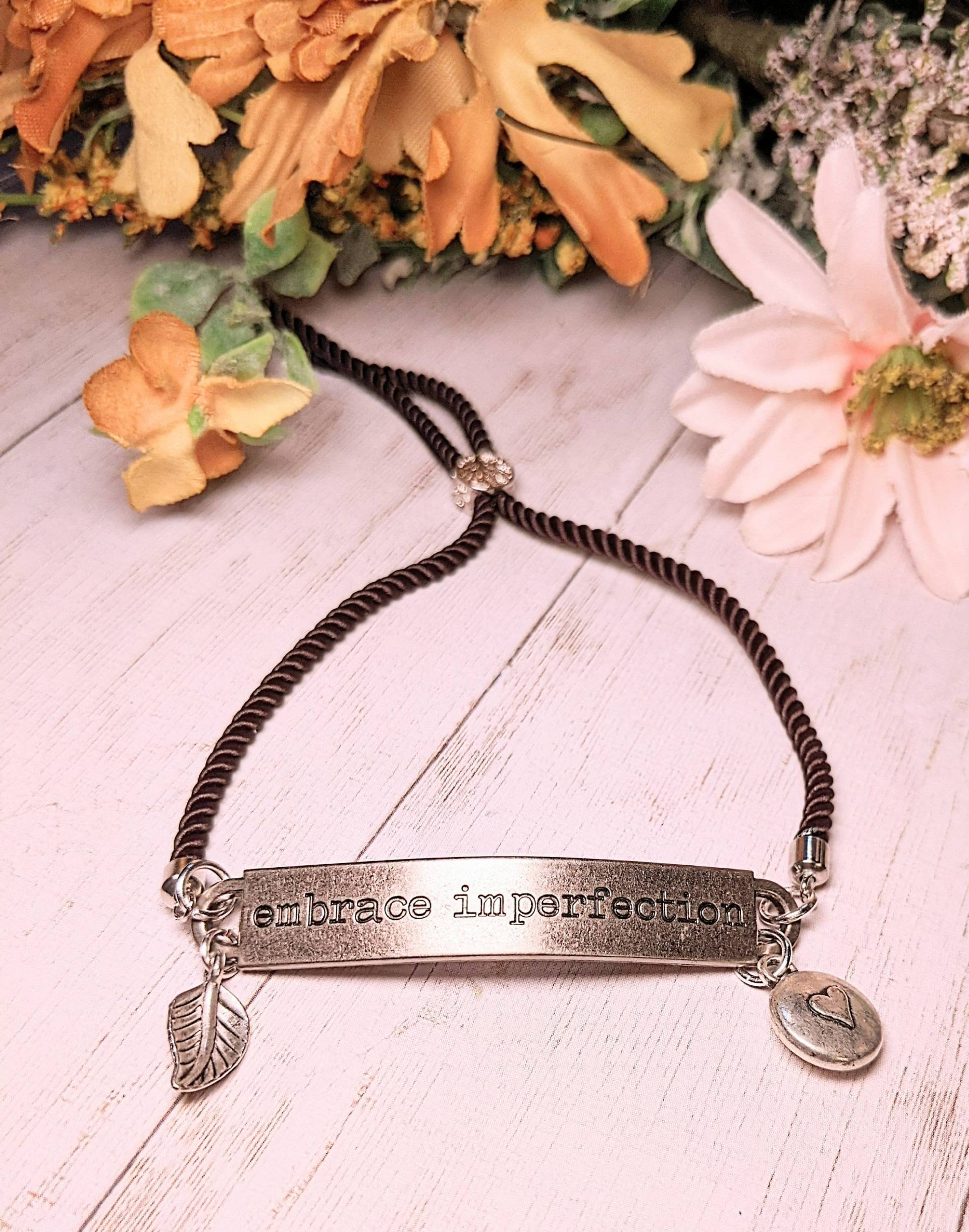 Embrace Imperfection Inspirierendes Zitat Twisted Rope Bolo Armband Embrace Imperfection Inspirierendes Zitat Twisted Rope Bolo Armband von LadybugfeetDesigns