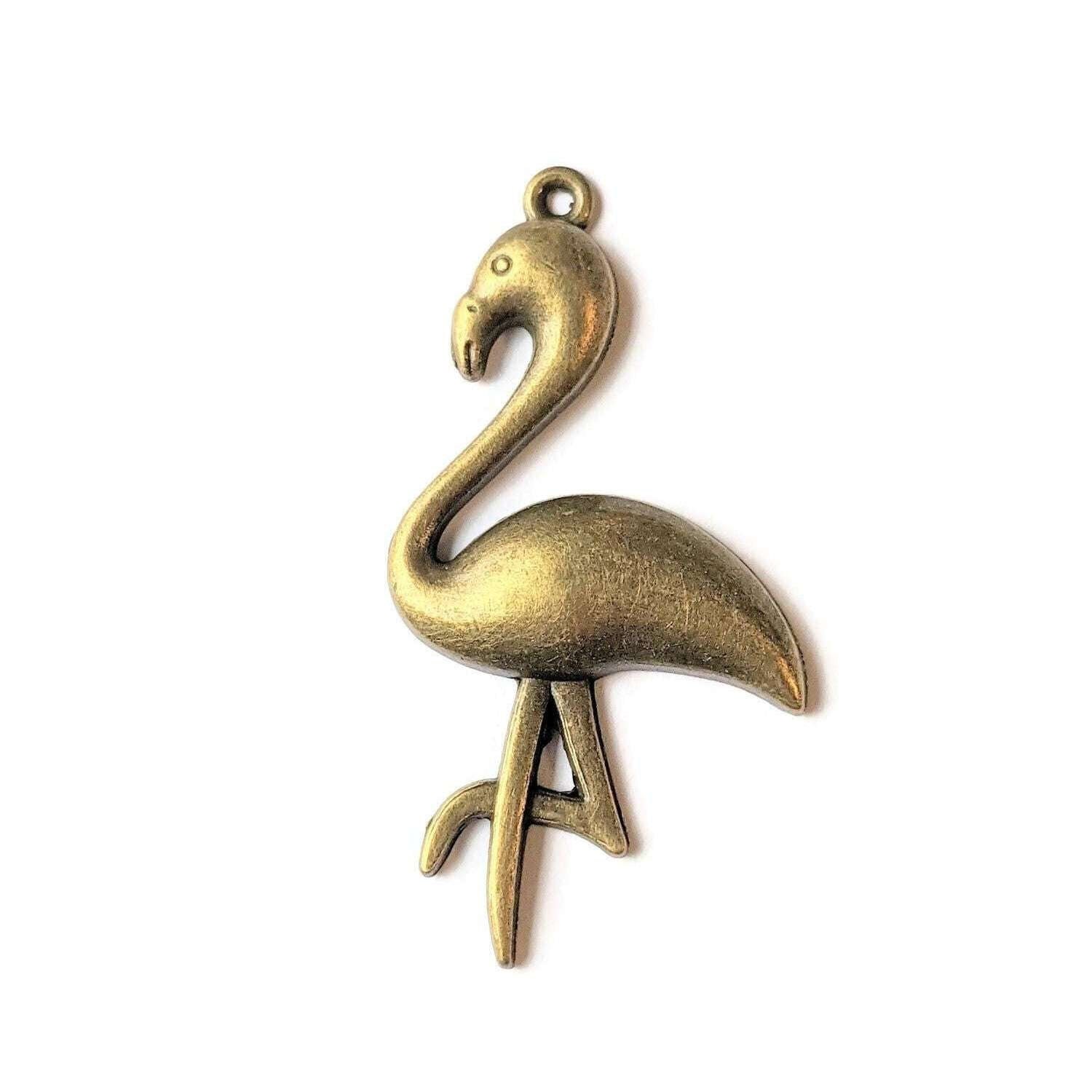 Großer Antiker Bronze-Flamingo-Charm-Anhänger Großer Antiker Bronze-Flamingo-Charm-Anhänger von LadybugfeetDesigns