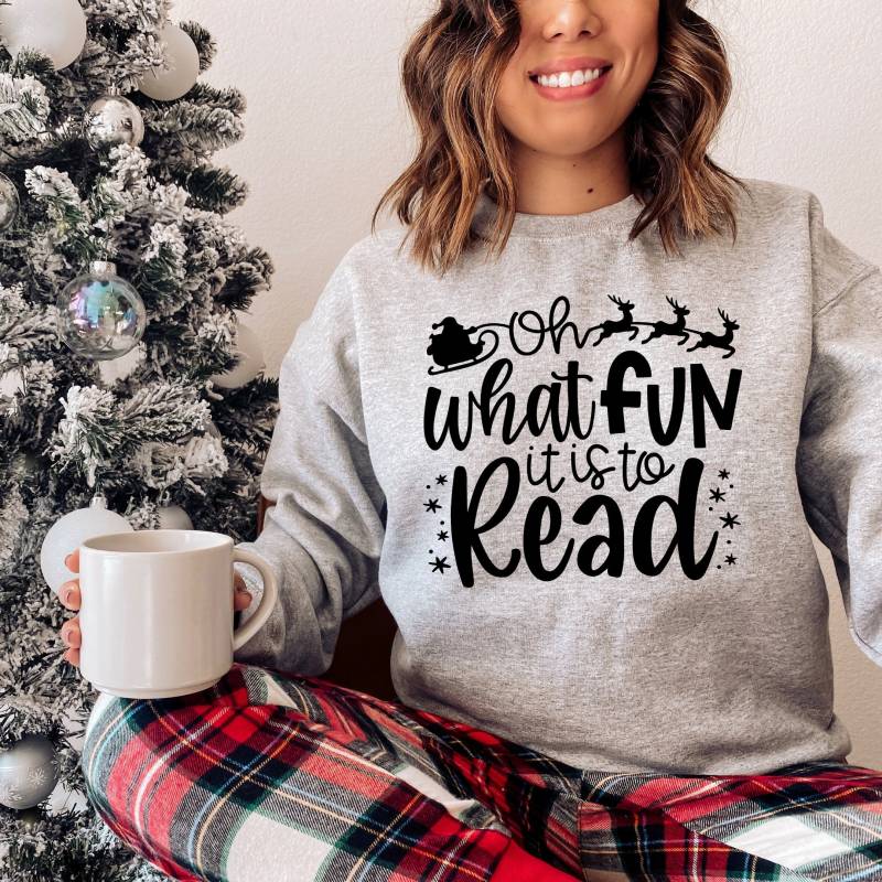 Bookish Christmas Sweatshirt | Damen Crewneck Oh What Fun It Is To Read Geschenk Für Sie Buchliebhaber Weihnachtspullover Reader T-Shirt von LadyishCreative