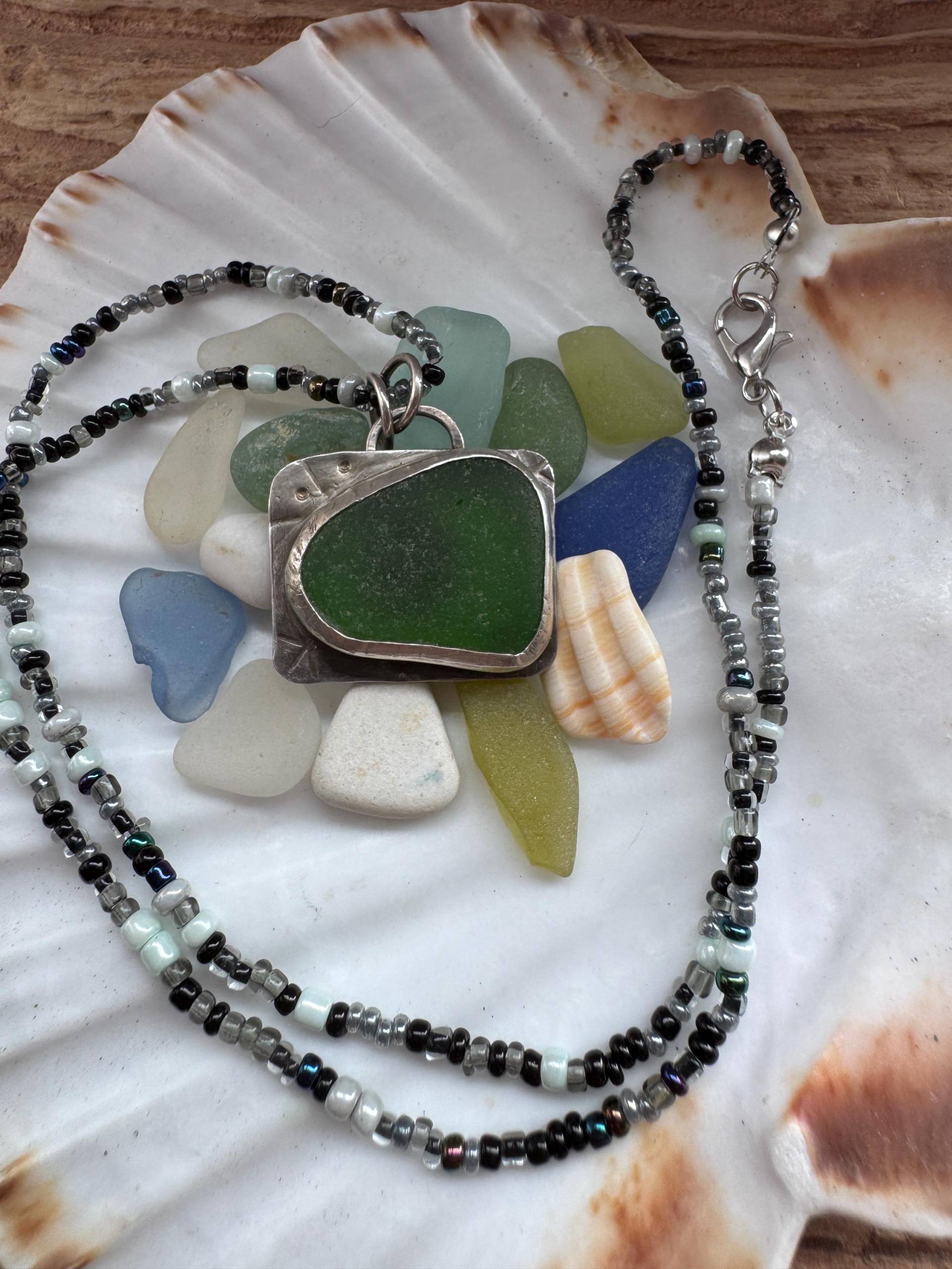 Seaglass Silber Halskette Durchsichtig . Augenschmuck. Roh Geschnittenes Recyceltes Silber Seaglass Silber Halskette Durchsichtig . Augenschmuck. Roh Geschnittenes Recyceltes Silber von Ladylouislouis