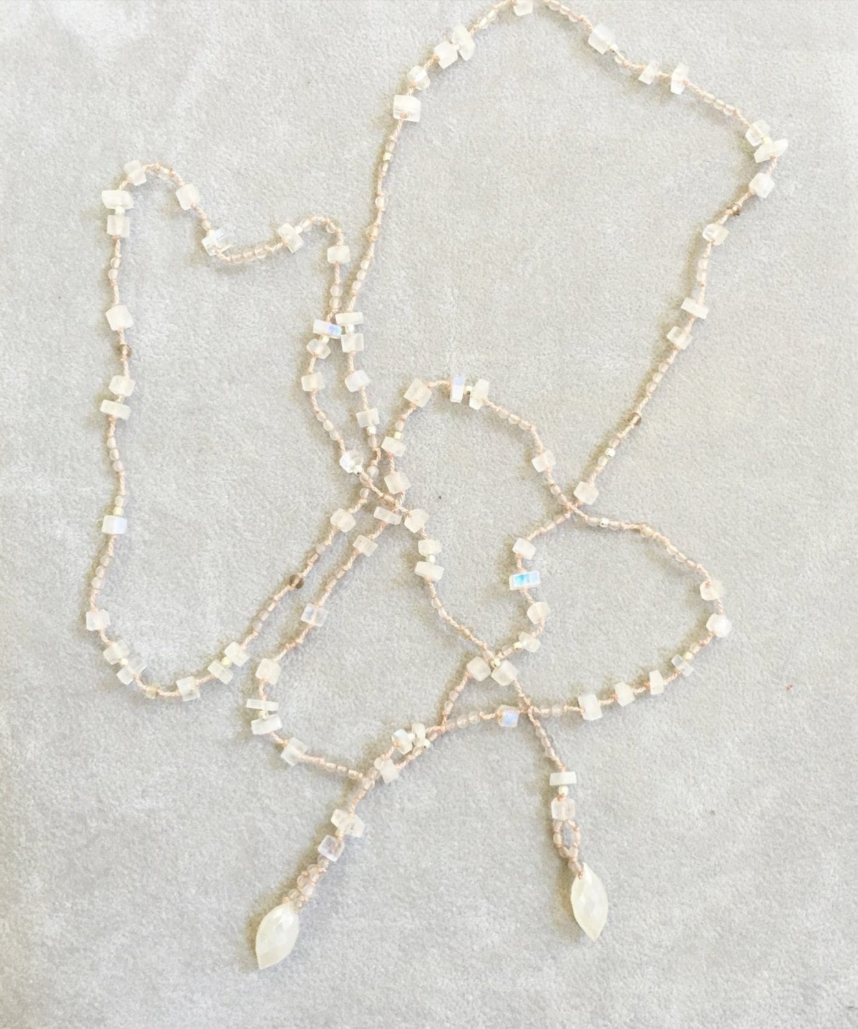 Bianca - Handgeknüpfte Edelstein Mondstein Kette, Saphir, Chalcedon, Achat, Sterling Silber Versandfertig Bianca - Handgeknüpfte Edelstein Mondstein Kette, Saphir, Chalcedon, Achat, Sterling Silber Versandfertig von LadyoftheCamellia