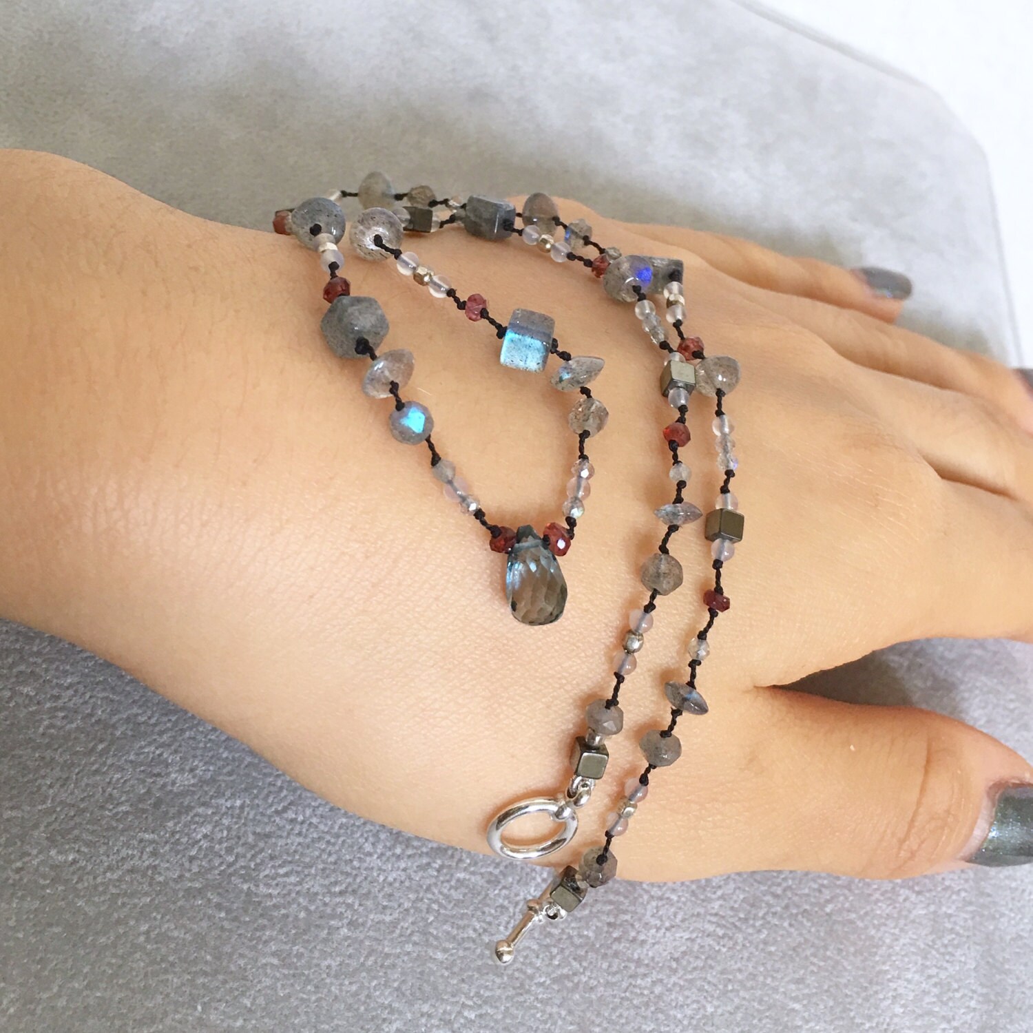 London Blue Topas Chocker - Handgeknüpft Edelstein Topas, Labradorit, Saphir, Achat, Pyrit, Sterling Silber Sofort Lieferbar London Blue Topas Chocker - Handgeknüpft Edelstein Topas, Labradorit, Saphir, Achat, Pyrit, Sterling Silber Sofort Lieferbar von LadyoftheCamellia