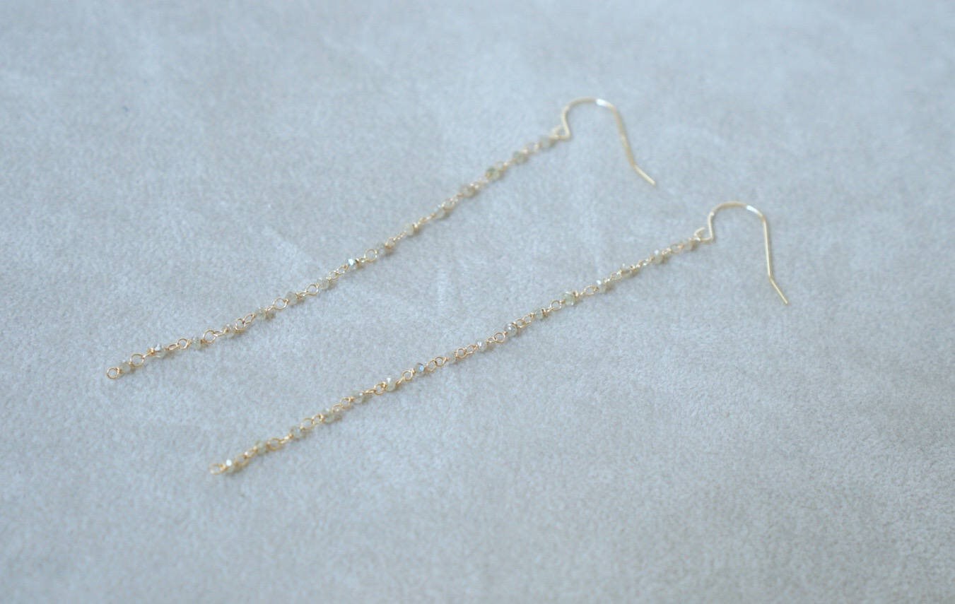 Zierliche Diamant - Natürliche Grau/Weiß Diamant, Solide 14K Zierliche Diamant - Natürliche Grau/Weiß Diamant, Solide 14K von LadyoftheCamellia