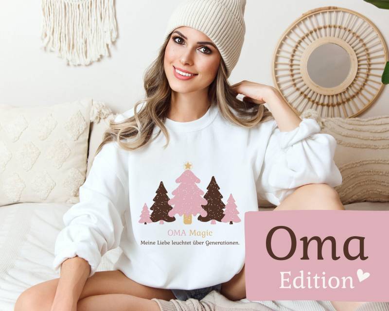Oma Magic Sweatshirt Weihnachtspullover Frauen Pullover Weihnachtsbaum Tannenbaum Selbstliebe Geschenkidee Enkel Weihnachten Ladys Club von LadysClub