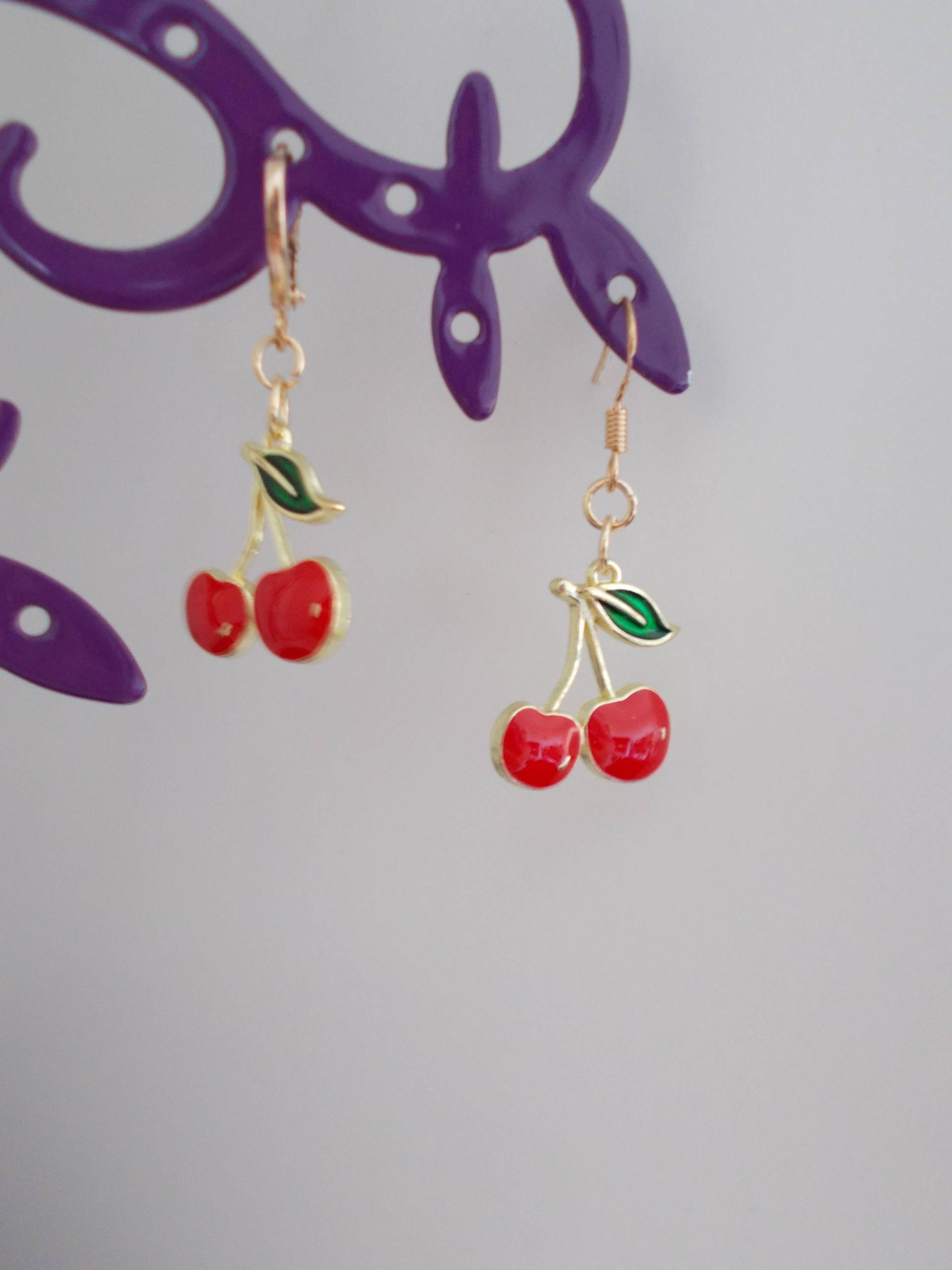 Cherry Ohrringe Für Kinder Rote Und Grüne Emaille Auf Gold von Ladyvalimagine