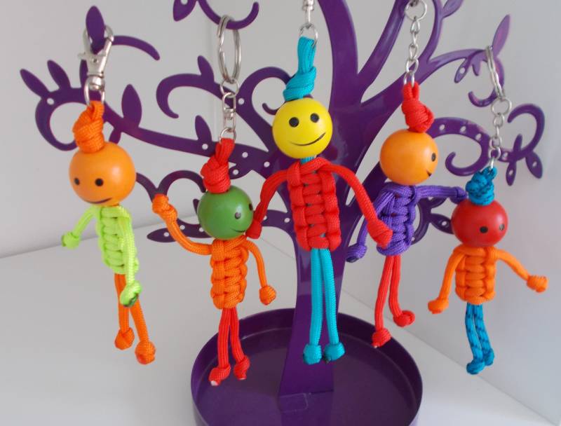 Großer Boman-Schlüsselanhänger. Holzkopf Und Farbiger Paracord-Körper von Ladyvalimagine