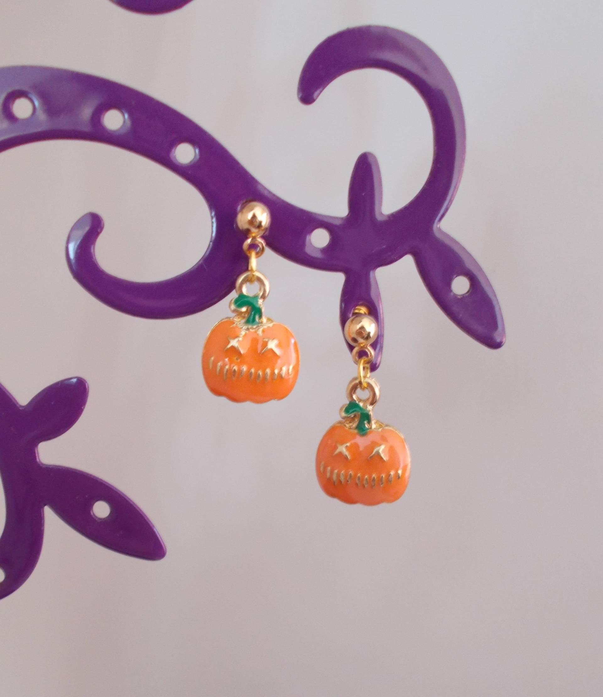 Halloween-Kürbis-Ohrringe Aus Orange Und Grün Emailliertem Metall von Ladyvalimagine