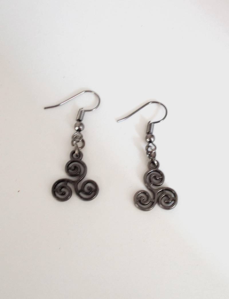 Triskel Pun Ohrringe Aus Dunkelgrauem Metall Mit Verschiedenen Verschlüssen von Ladyvalimagine