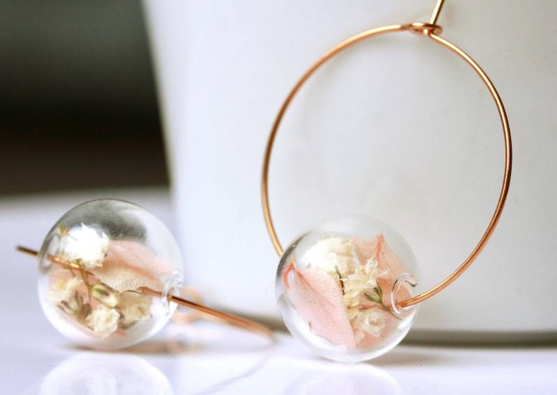 Blüten Ohrringe Hortensien in Glasperlen Mit Rosegoldfarbene Creole Aus Edelstahl Ein Einzigartiges Florales Geschenk Für Sie von Ladyville