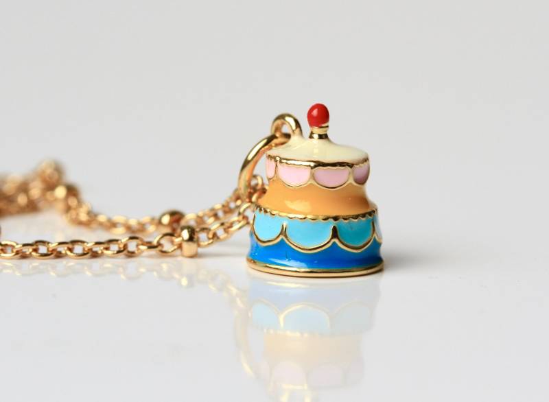 Charm Halskette Torte Kuchen Als Perfektes Geschenk Für Sie Statt Geburtstagskuchen Frauen Und Mädchen Ein Süßer Anhänger Mit Kette von Ladyville
