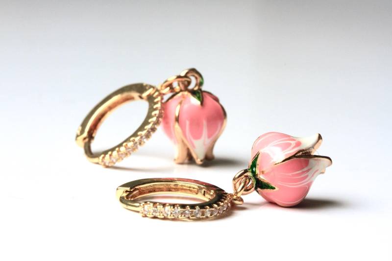 Creolen Mit Emaillierter Blütenknospe Vergoldete Zirkonia Ohrringe Für Frauen von Ladyville