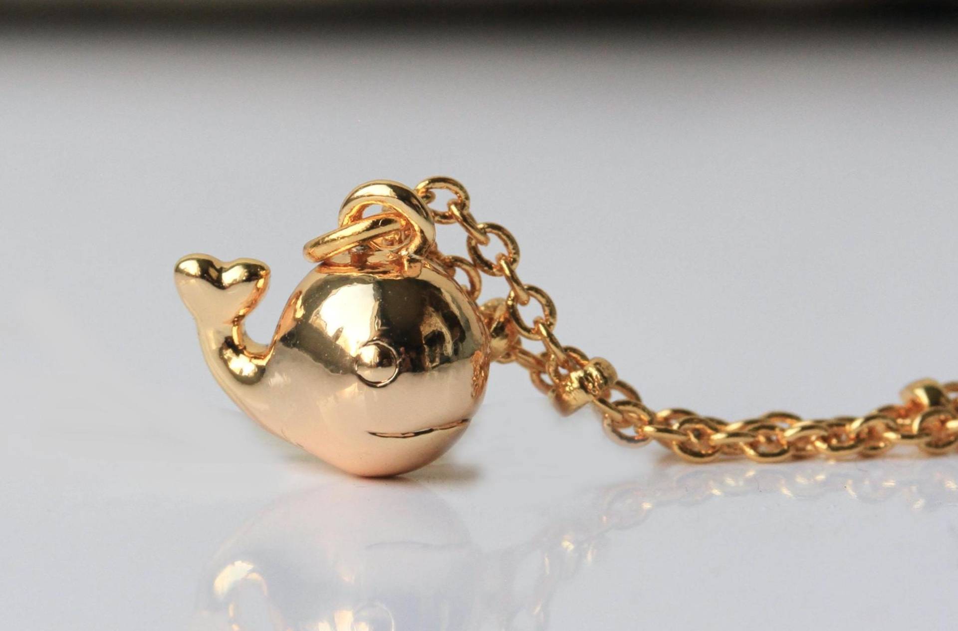 Halskette Wal Fisch Gold Geschenk Für Sie Naturliebhaber Tier Aus Dem Ozean Besonderes Globetrotter Weltenbummler Auslandsjahr von Ladyville