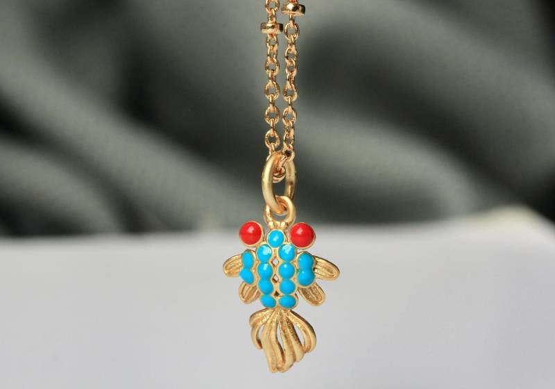 Kette Charm Koi Fisch Vergoldet Mit Emaille Als Niedliches Geschenk Für Sie Frauen Und Mädchen Ein Süßer Anhänger von Ladyville