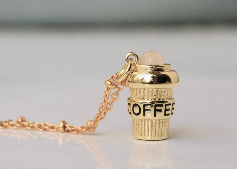Kette Kaffee Anhänger Charm Rosenquarz Vergoldet Als Geschenk Für Sie Kaffeejunkie Frauen Und Mädchen Ein Toller Kaffeebecher To Go von Ladyville