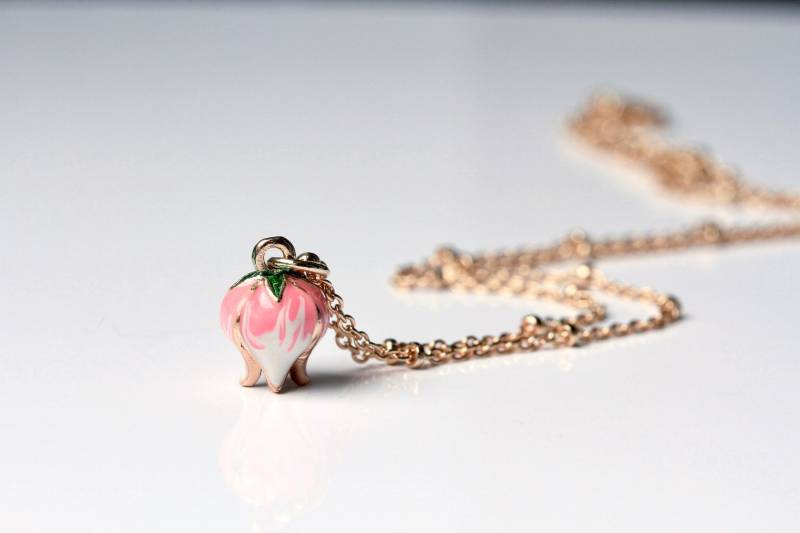 Kette Mit Blüten Charm - Vergoldete Halskette Emaillierter Blütenknospe in Rosa von Ladyville